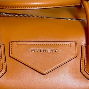 GIVENCHY
Medium Antigona Soft Bag H10069